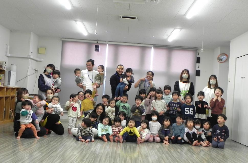 園児たちと留学生の集合写真