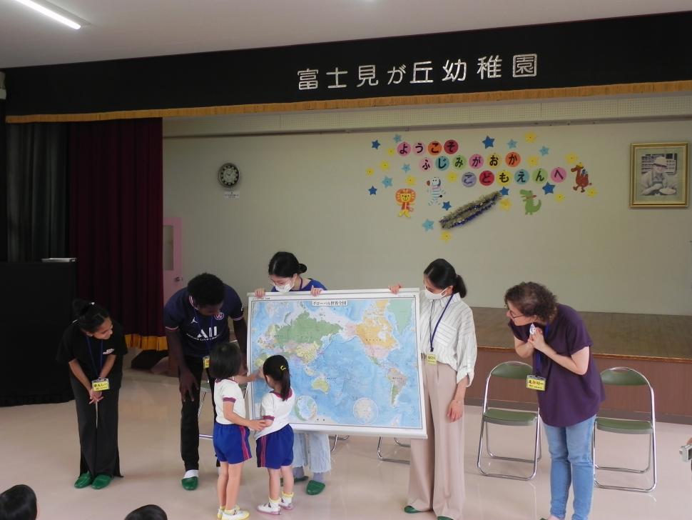世界地図を見ながら園児たちと留学生が交流
