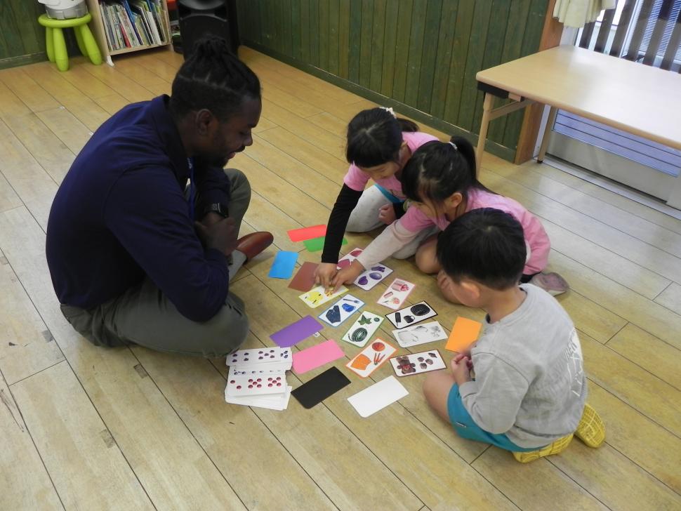 留学生と園児たちが一緒にかるたをする様子