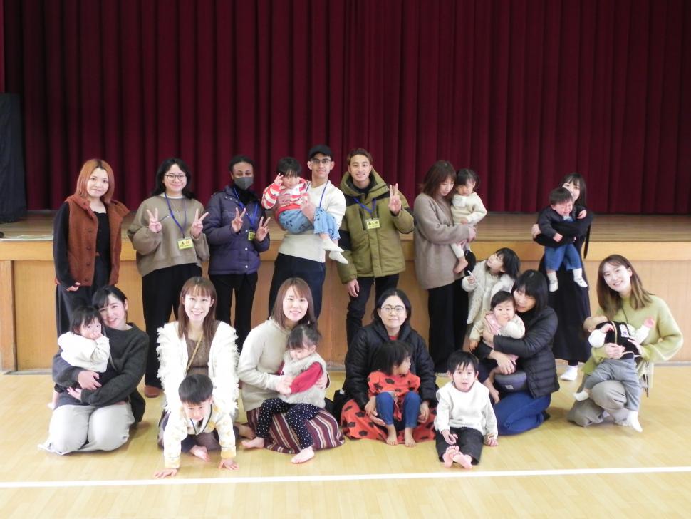 留学生と子どもたち、保護者の皆さんの集合写真