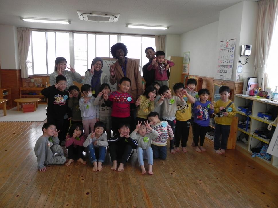 留学生と園児たちの集合写真