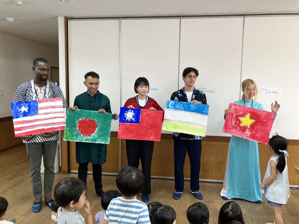 手作りの国旗をもらった留学生たちの写真