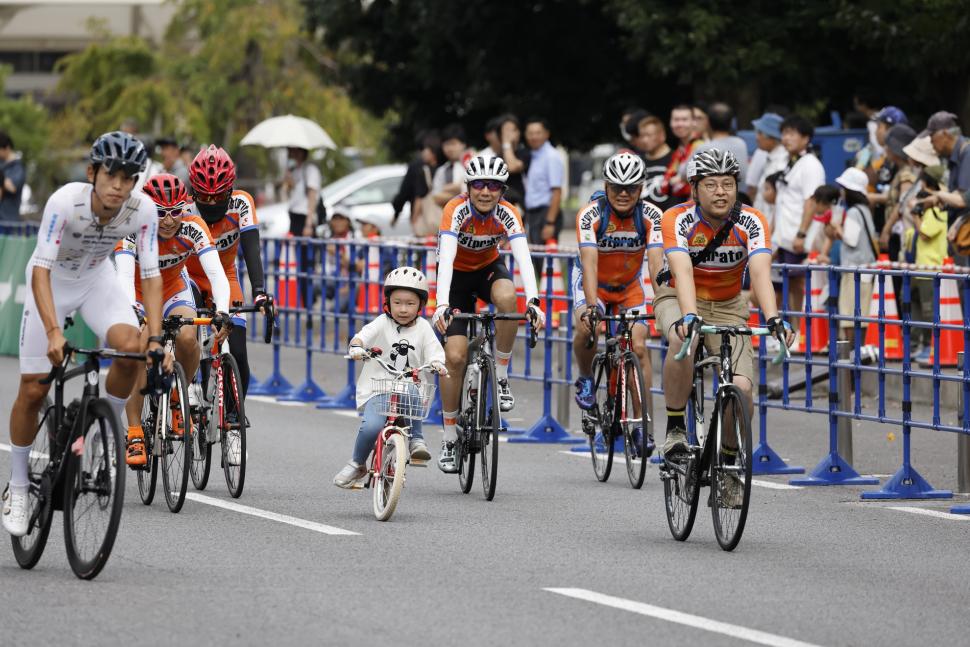 自転車を漕いでいるところ