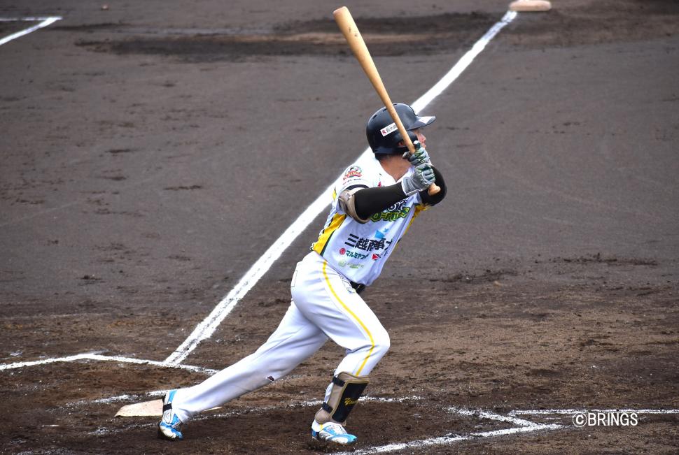 バットを振っている場面