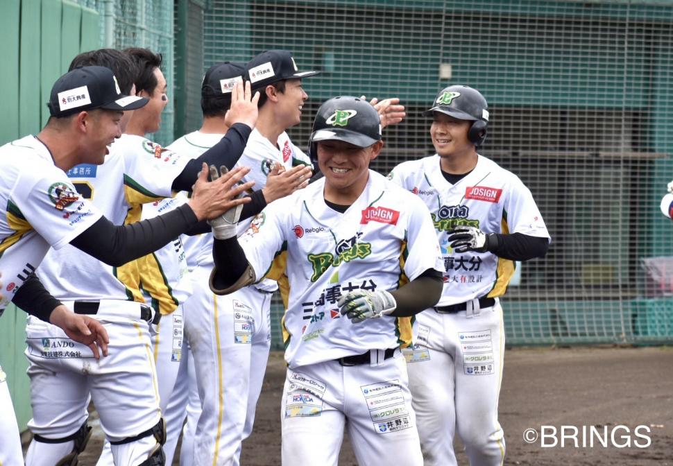 ハイタッチしている場面