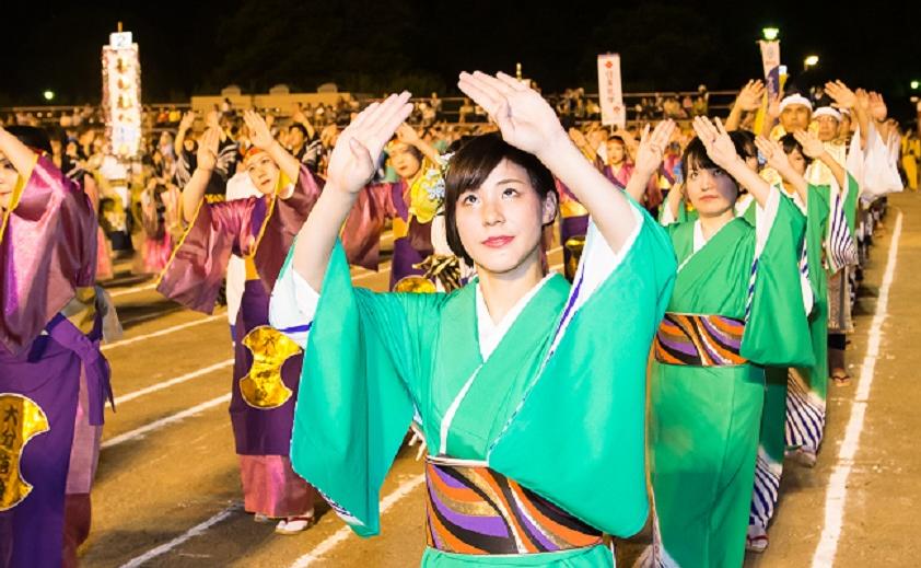 猿丸太夫を踊る様子