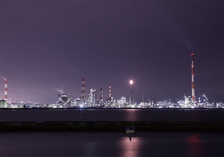 臨海工業地帯の夜景
