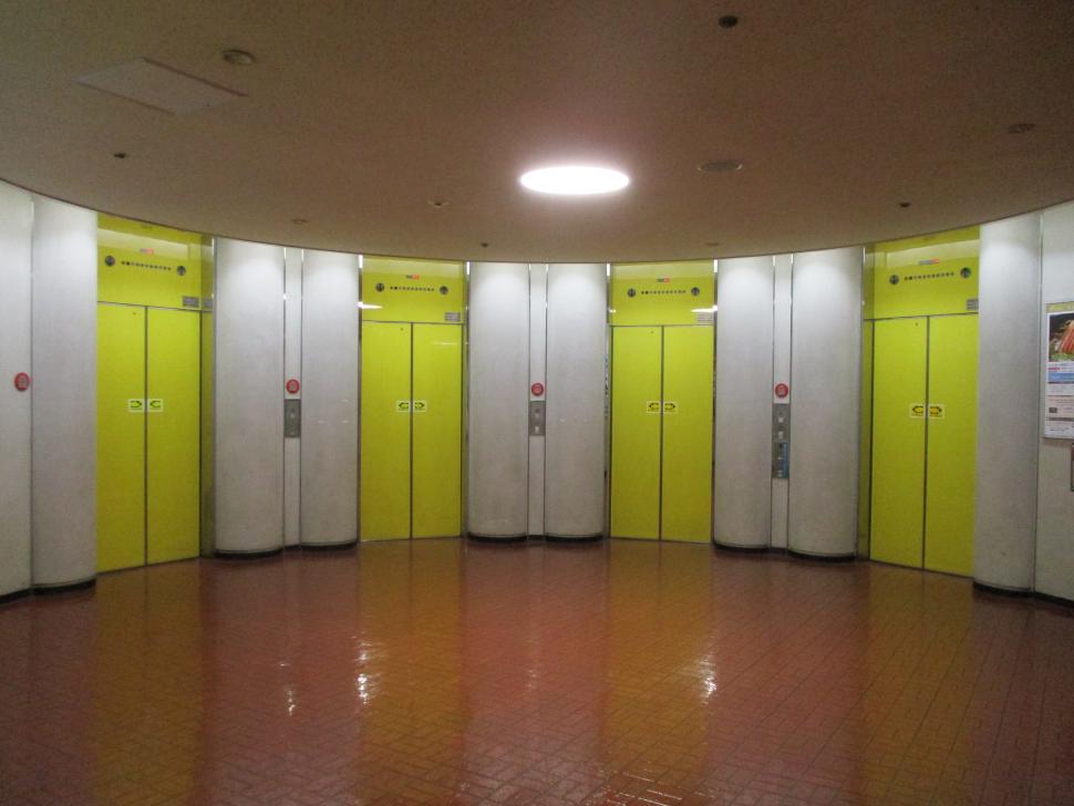 地下1階エレベーターホール