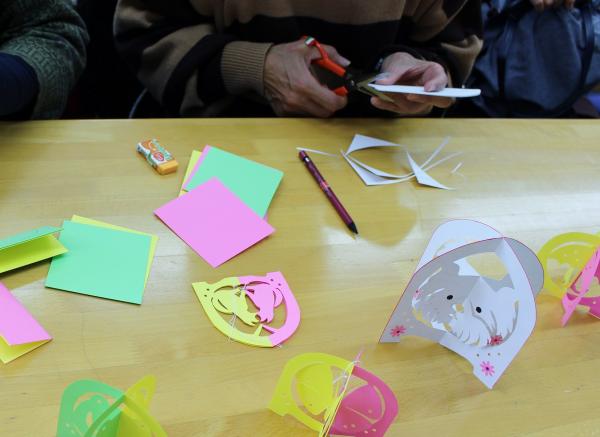 切り絵教室の様子の画像