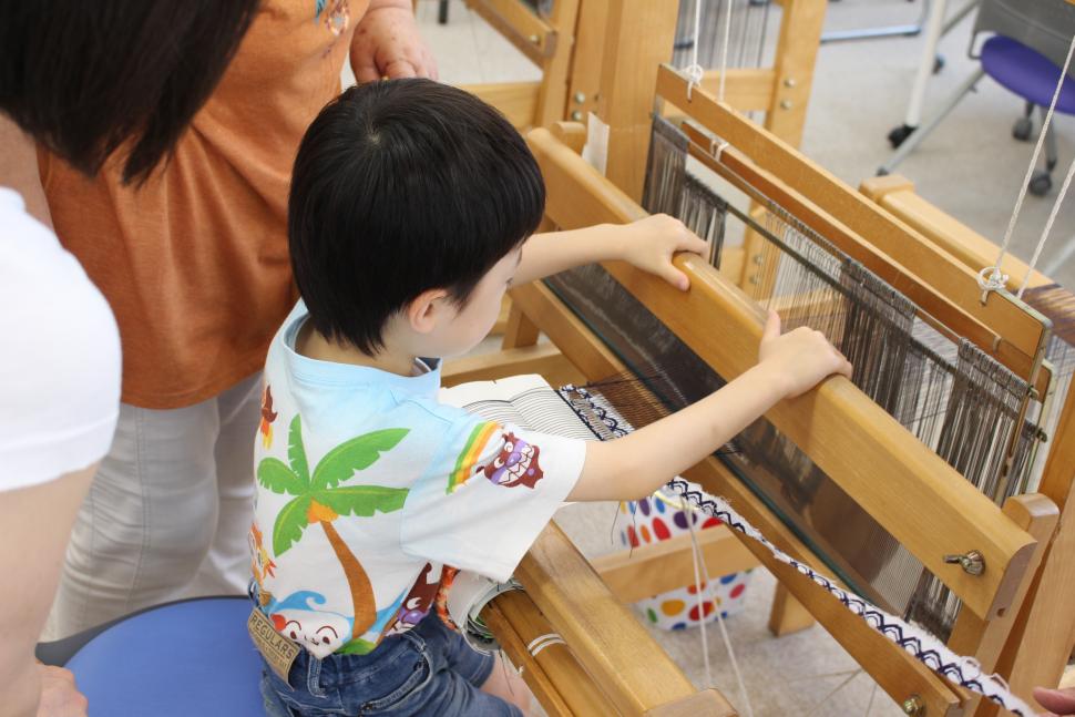 裂き織り教室の様子（子ども）