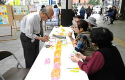 切り絵教室のようす