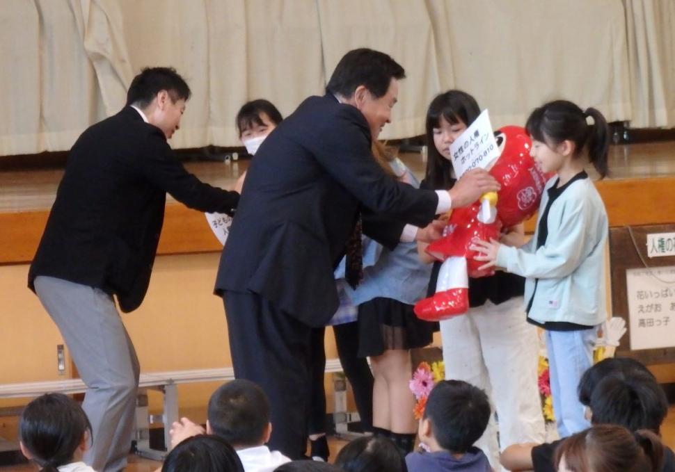 マスコット贈呈
