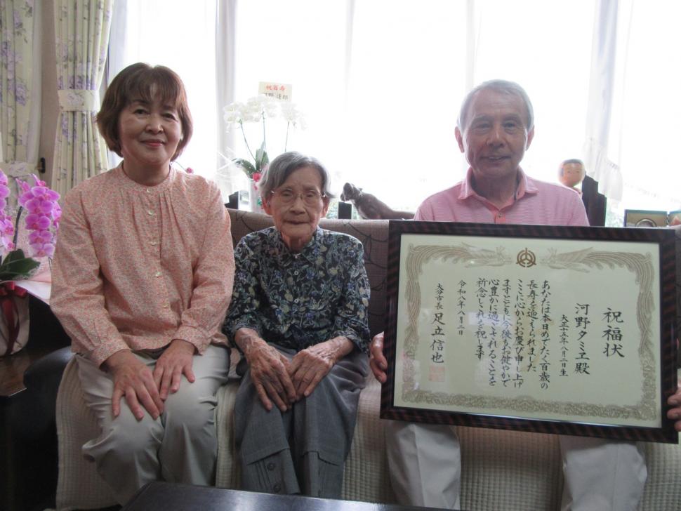 祝福される河野さん