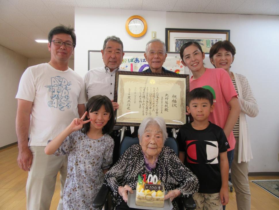 祝福される北村さん