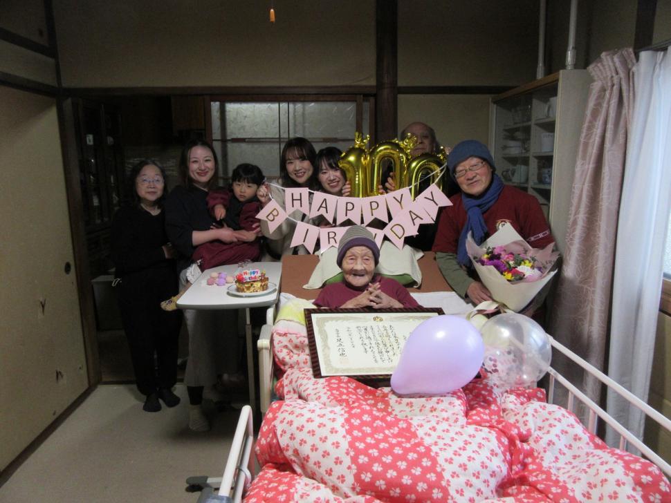 祝福される井上演子さん