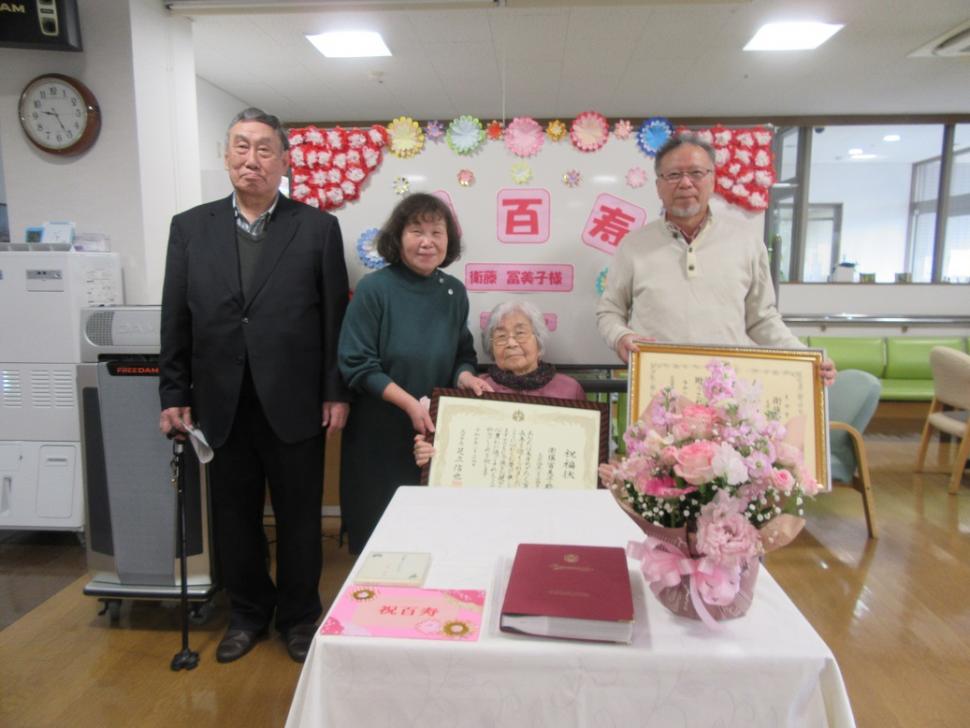 祝福される衛藤冨美子さん