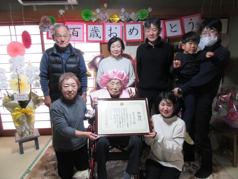祝福される岩本道子さん