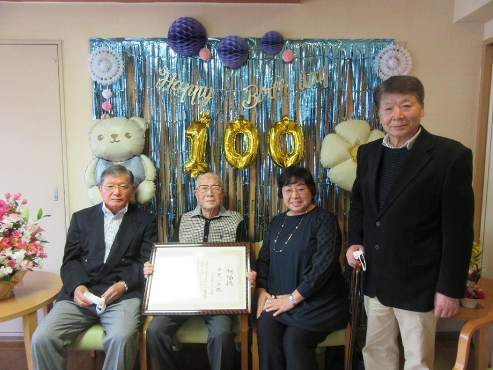 祝福される甲斐一生さん