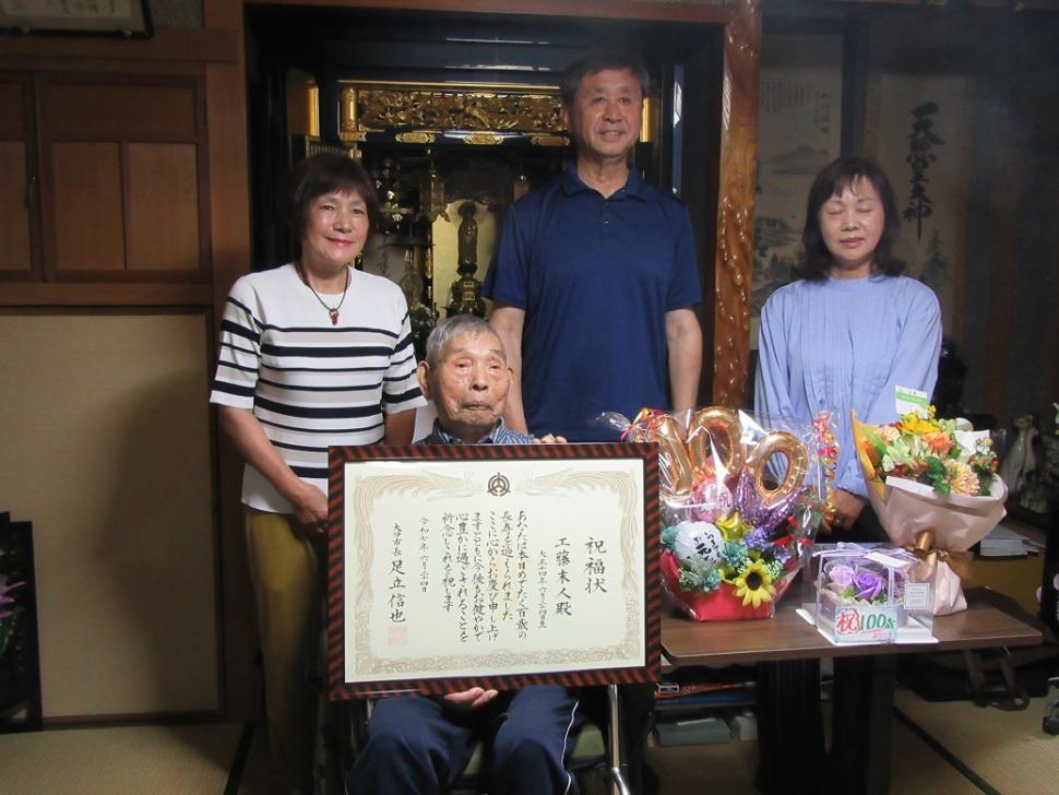 祝福される工藤末人さん