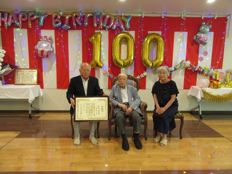 祝福される宮本學さん