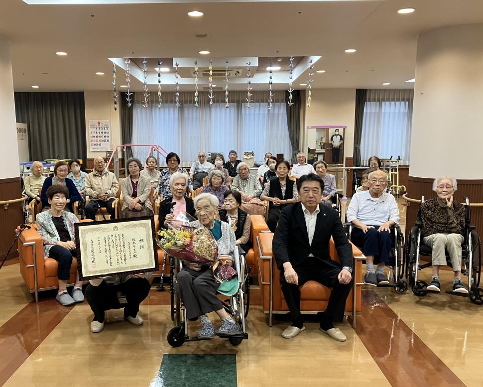 祝福される坂本キヌヱさんの集合写真