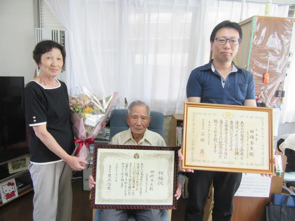 祝福される田崎秀生さん