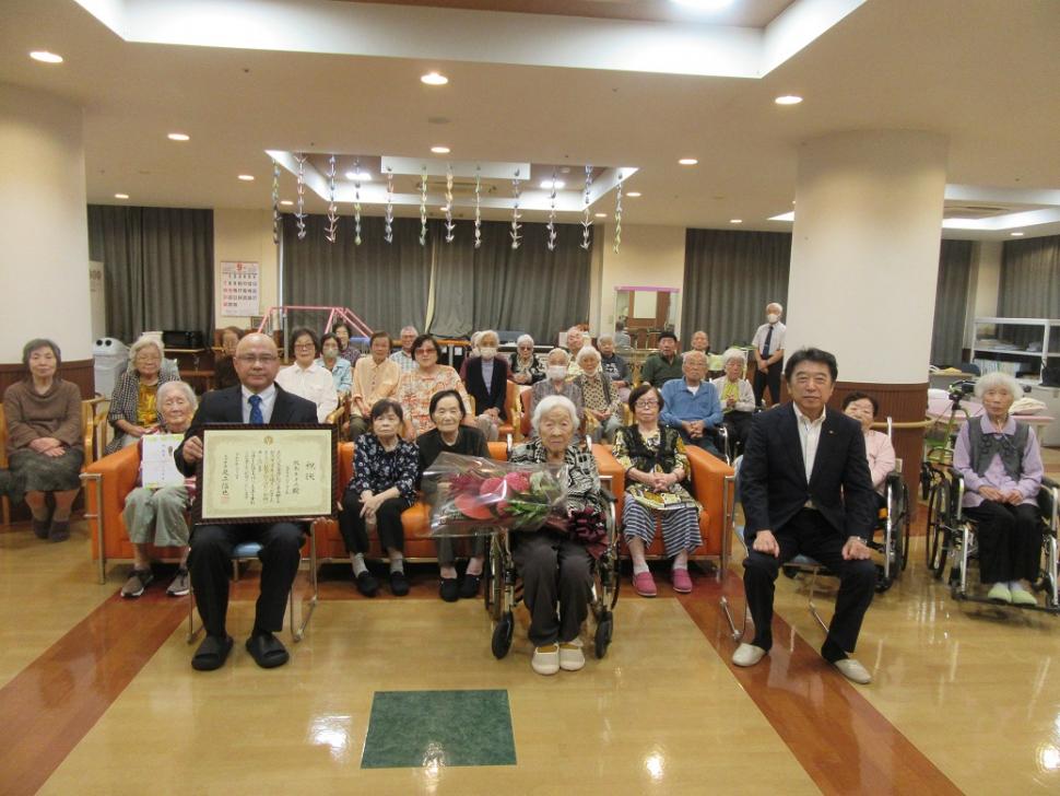 祝福される坂本さんと施設のみなさん