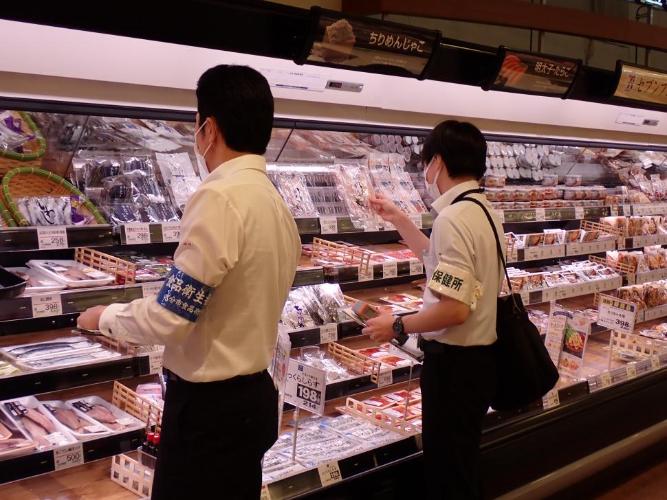 量販店への立入調査の様子