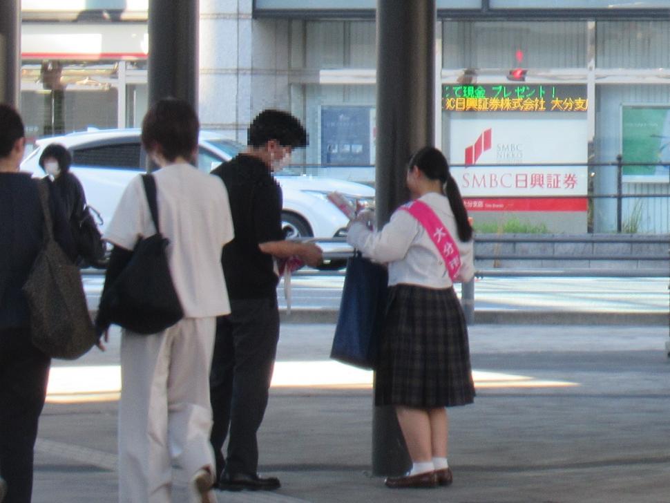 自殺予防週間街頭キャンペーン（大分駅前）で啓発物品を配布する高校生の写真