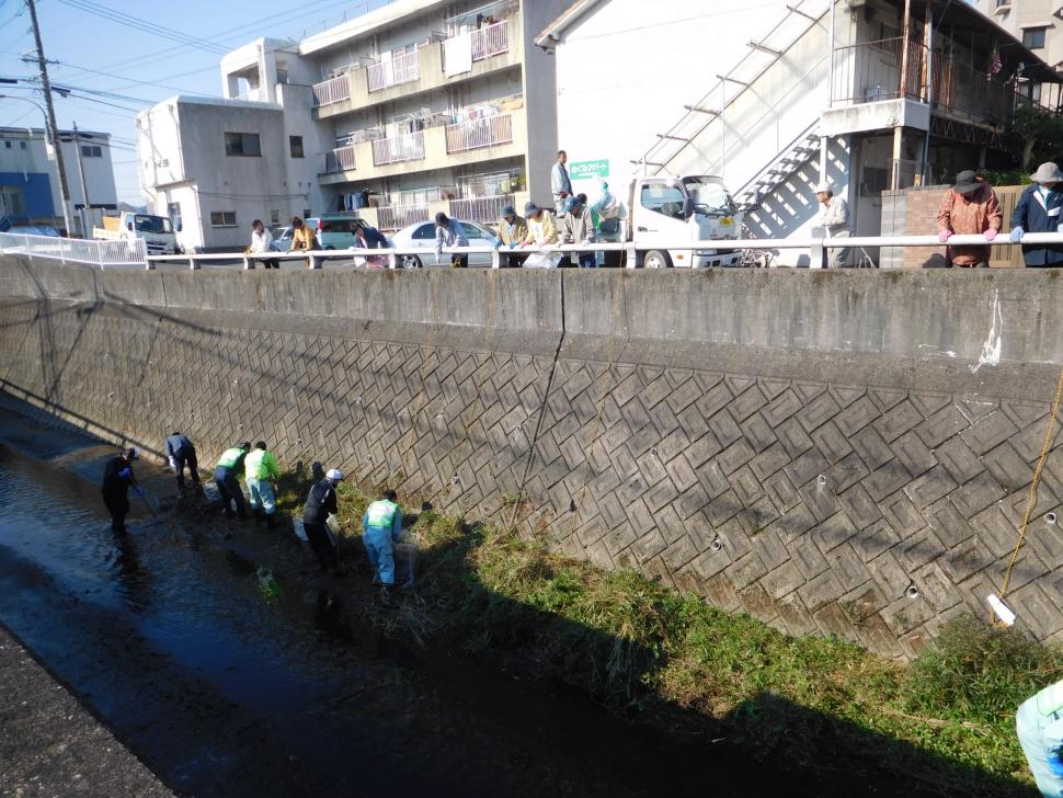 川の中のごみを引き上げる様子