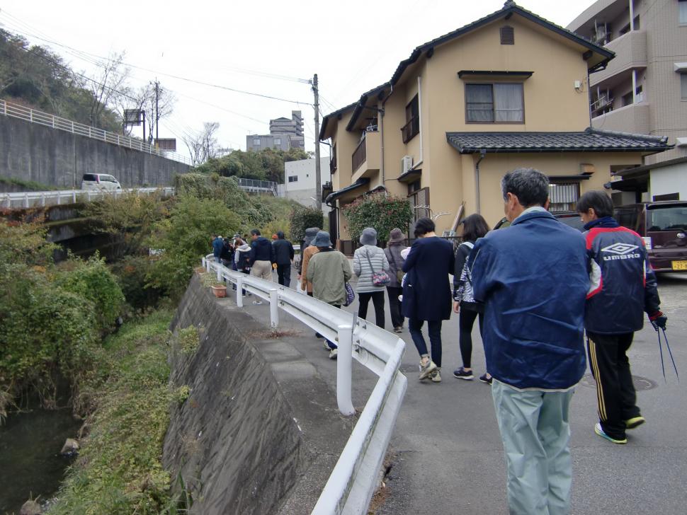 川を観察して歩く様子