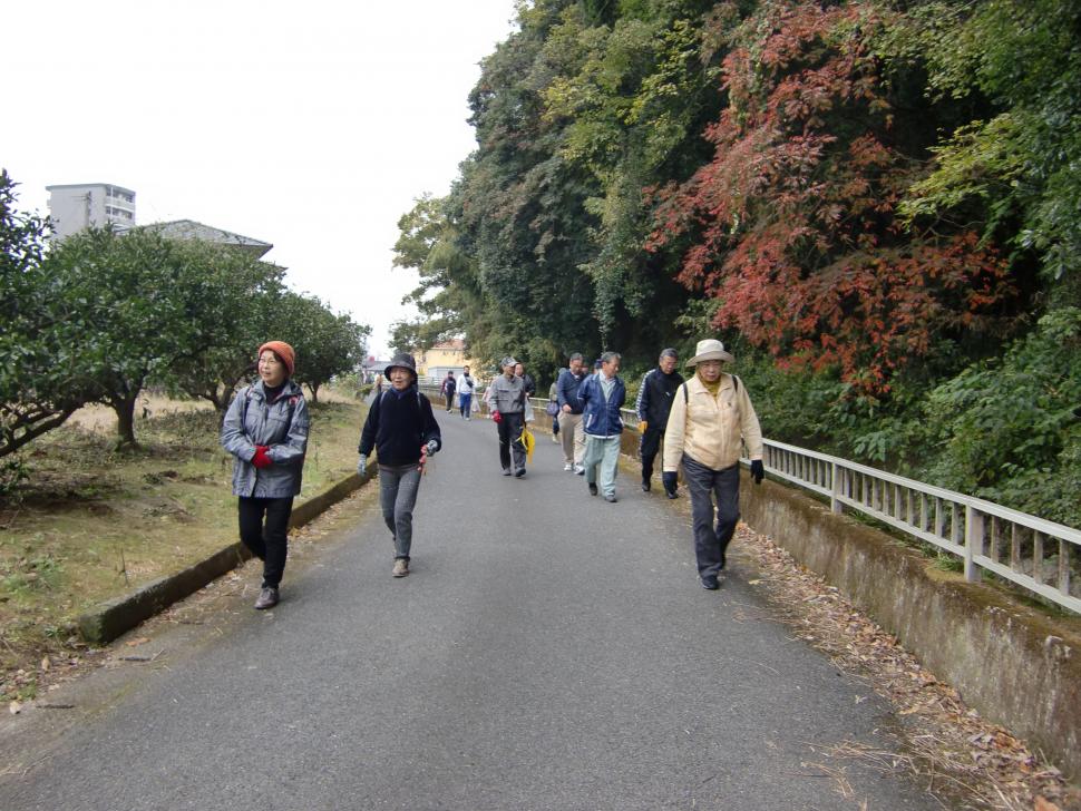 景色を楽しんで歩く様子