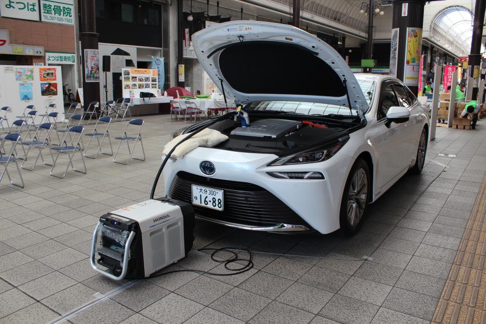 R5燃料電池自動車の展示
