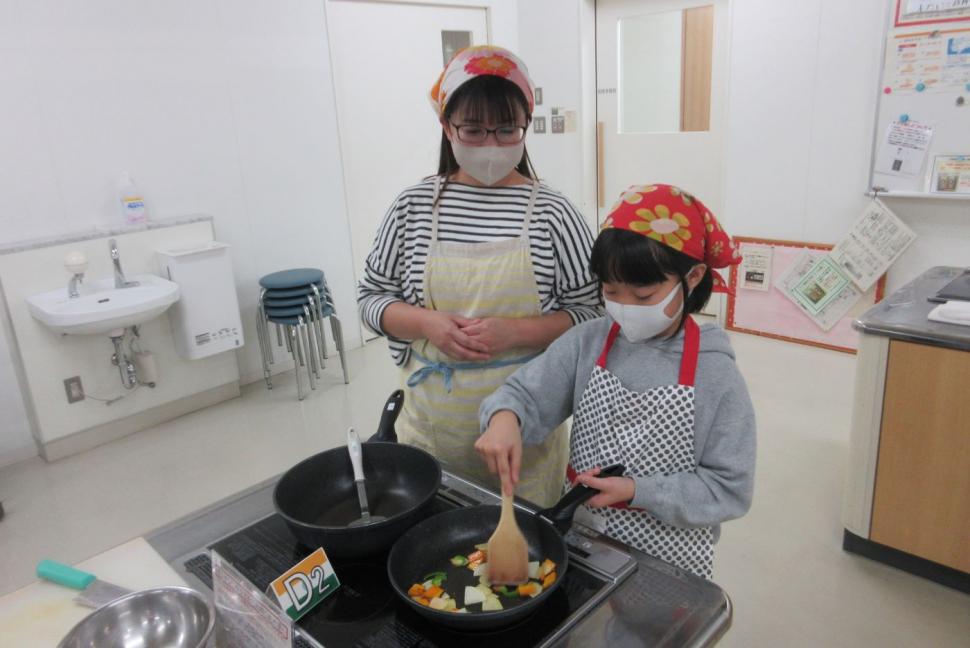 食材を炒めている様子