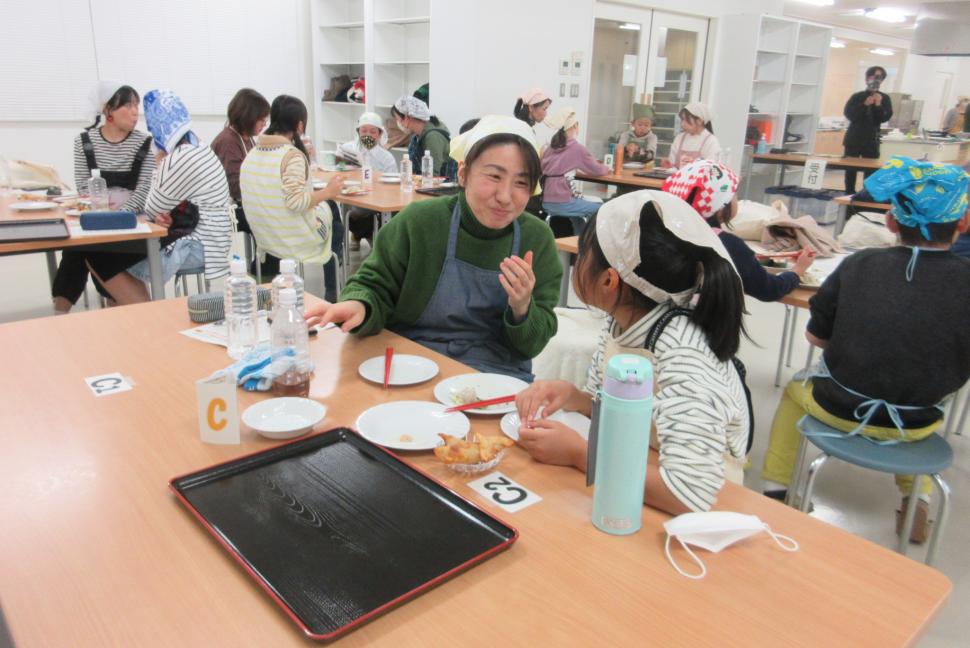 料理を食べている様子