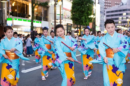 チキリンばやしを踊る踊り子の画像