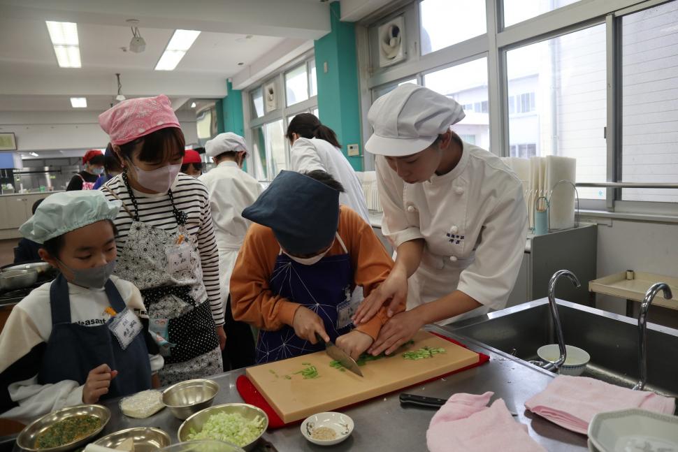 R6地産地消子ども料理教室の様子