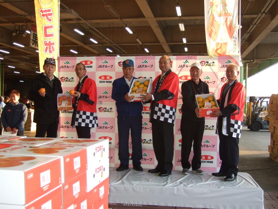 初セリ式集合写真