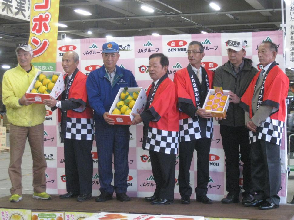 デコポン・美娘初セリ式集合写真