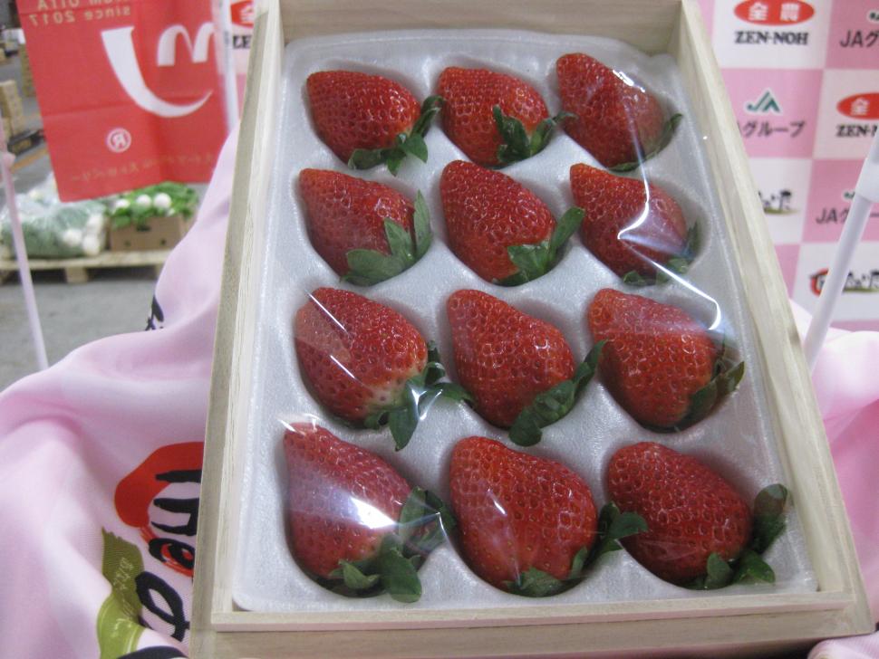 イチゴ箱入り
