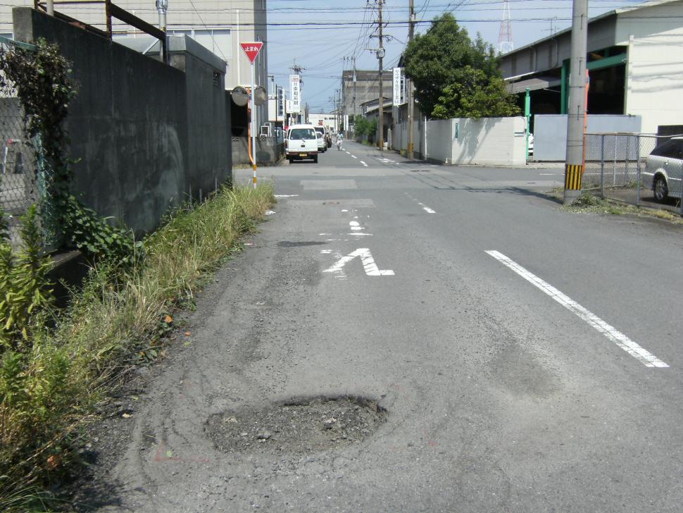 道路の穴ぼこの画像