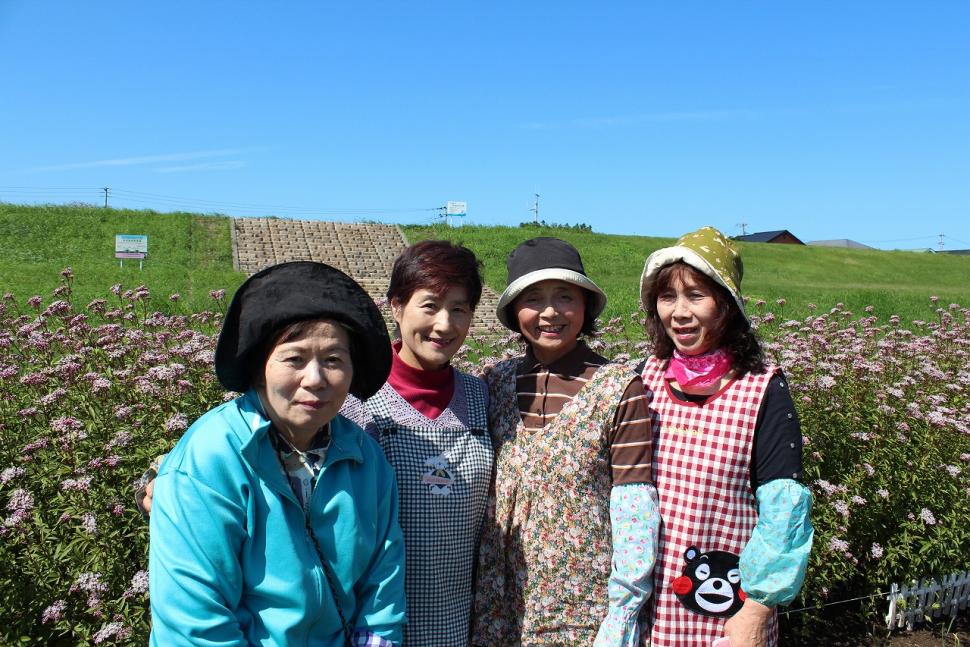 地域の有志「水辺の楽校花の会」のみなさん