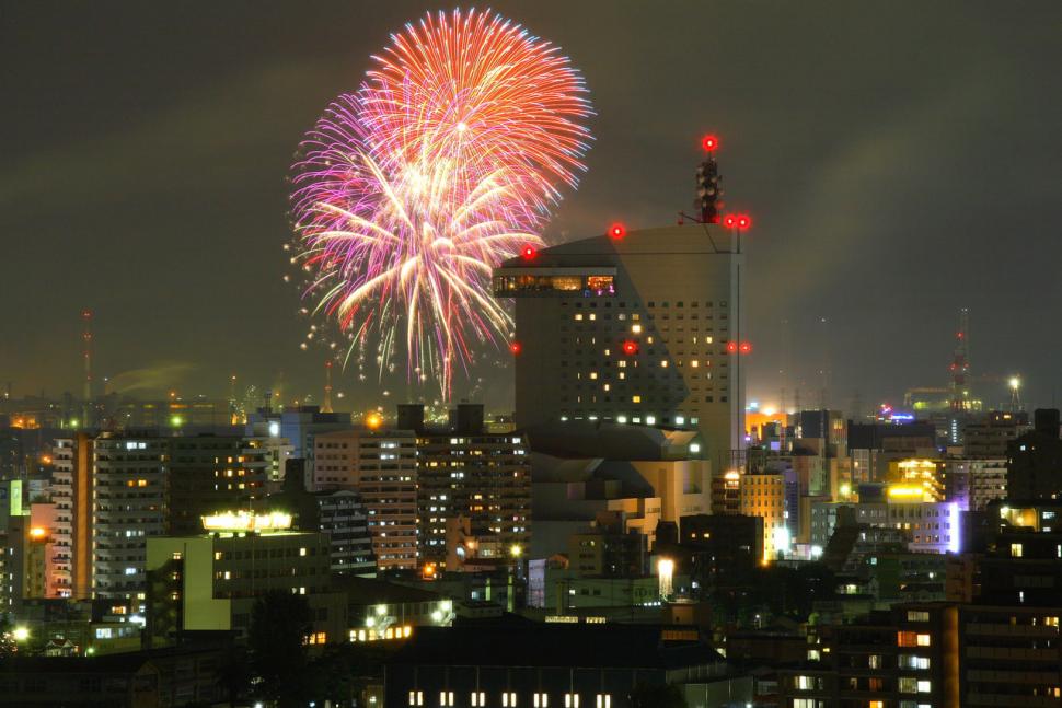 オアシスタワーと花火の画像