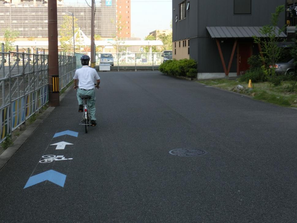 細街路の場合、道路の左端にそって、誘導サインの矢印の向きに走行してください。