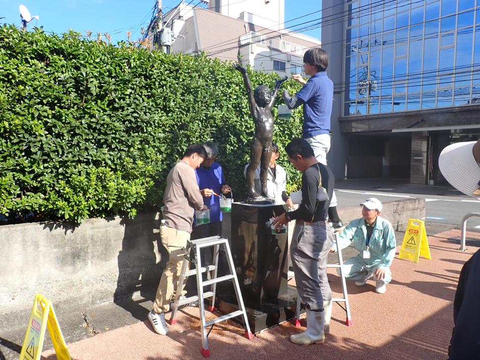 彫刻清掃作業講習会の作業様子