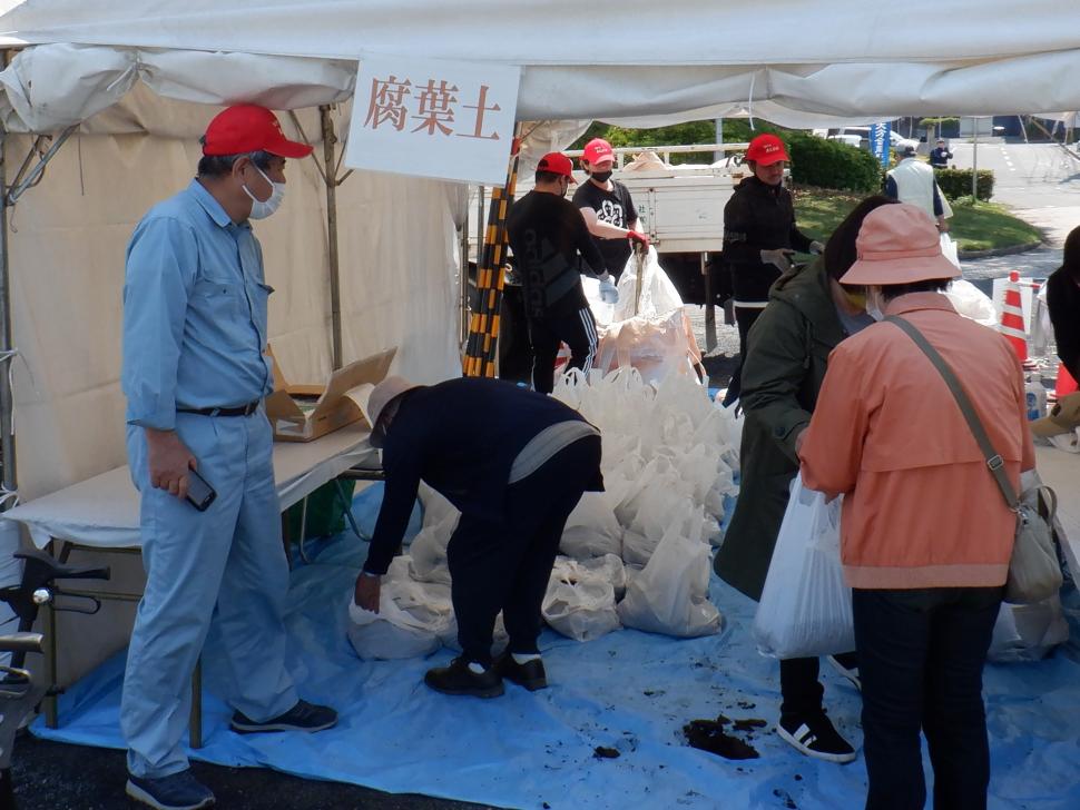 腐葉土配布の様子