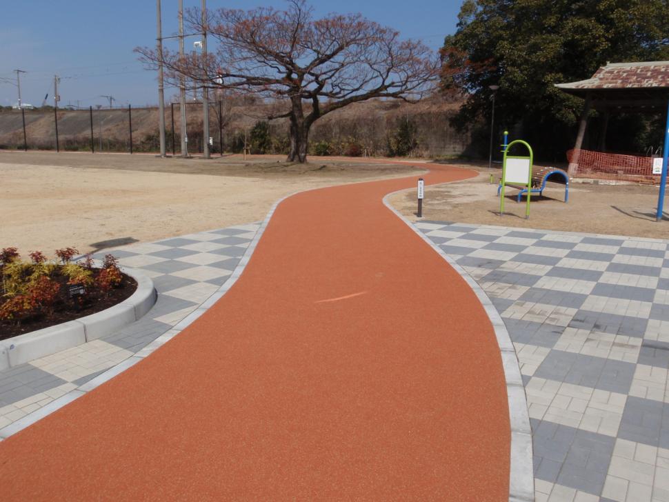 鶴崎公園ゴムチップ舗装写真