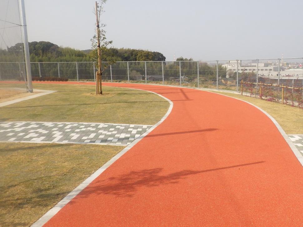 横尾あおぞら公園ゴムチップ舗装写真