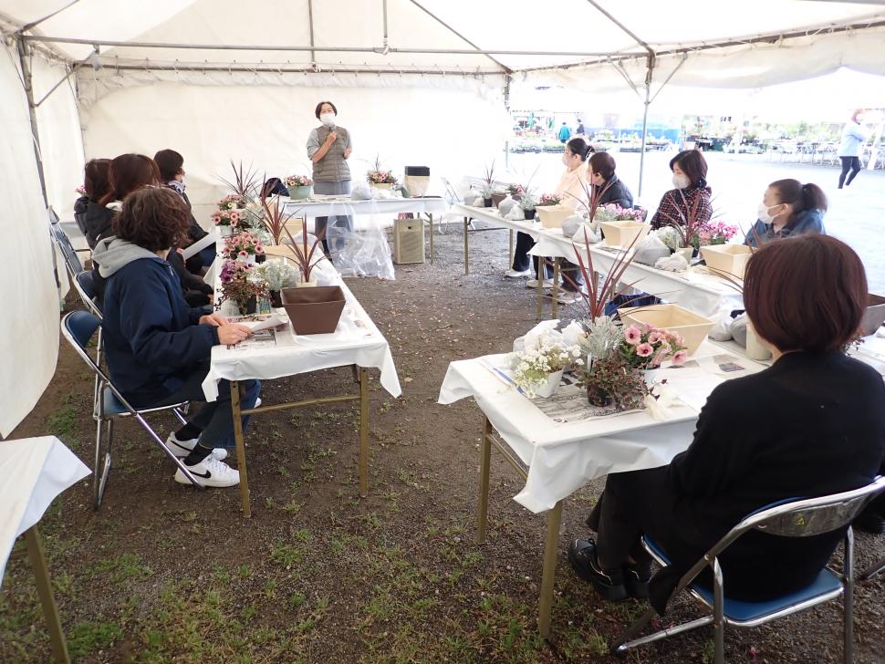 寄せ植え教室の様子