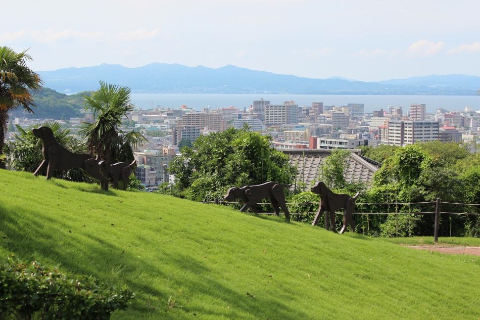上野丘子どものもり公園芝生広場からみた景色